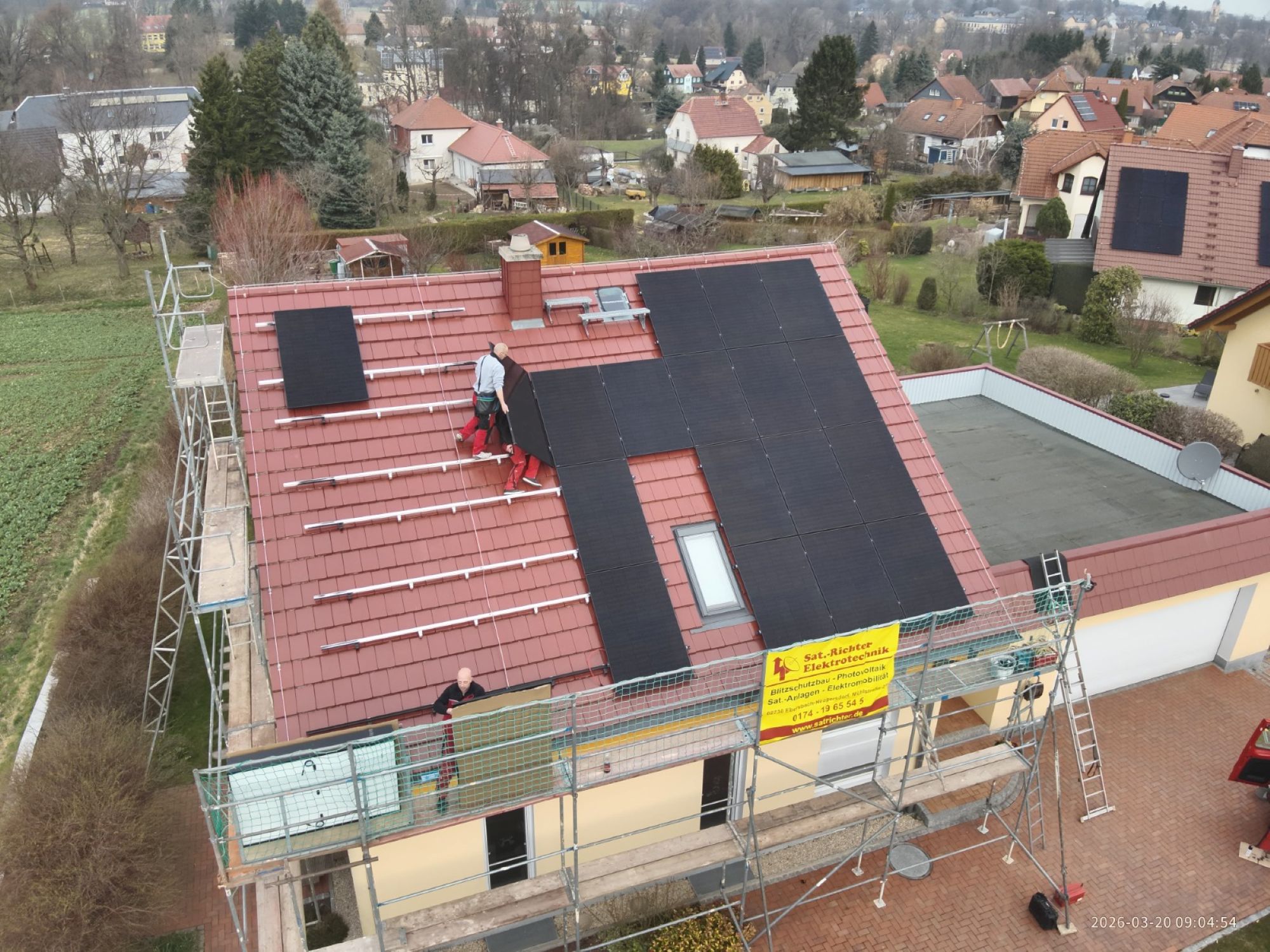 Saubere Dachmontage von Solarmodulen